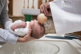 Taufe eines kleinen Kindes