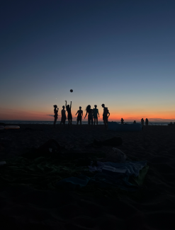 Jugendliche spielen im Sonnenuntergang Volleyball