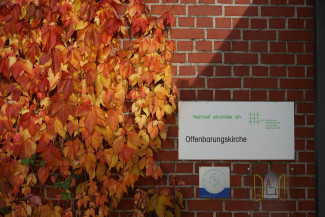 Offenbarungskirche im Herbst