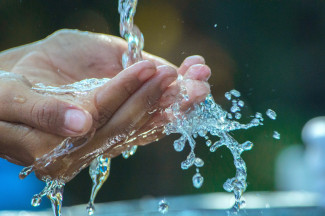 Hände im Wasser