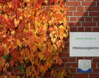 Offenbarungskirche im Herbst