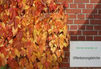 Herbstliche Blätter an der Offenbarungskirche