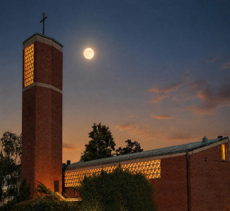 Offenbarungskirche am Abend