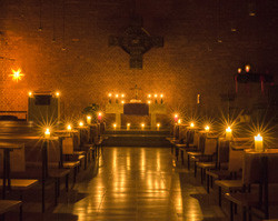 von kerzen erhellte Offenbarungskirche