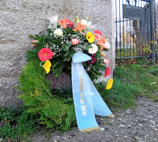 Mahnmal an der Clemens-August-Straße mit Kranz