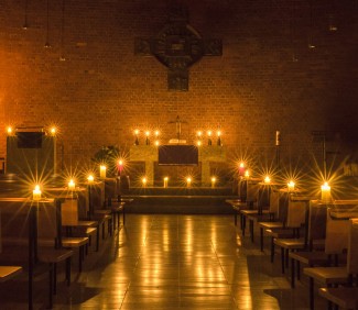 Offenbarungskirche mit Kerzenbeleuchtung