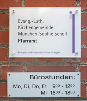Schild am Pfarramt