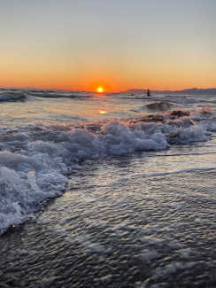 Sonnenuntergang über dem Meer in Italien