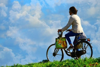 Frau auf Fahrrad